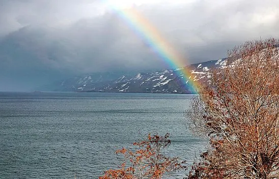 Hazar Gölü üzerinde gökkuşağı belirdi