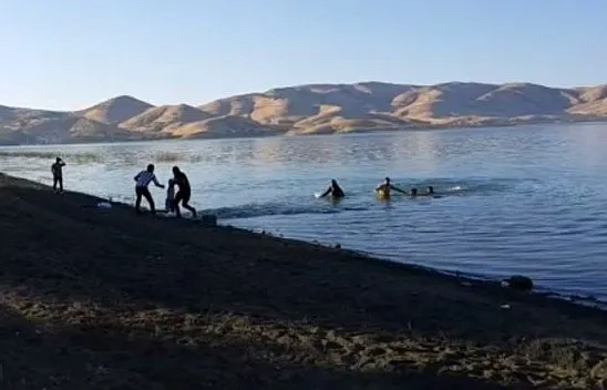 Hazar Gölü'nde korku dolu anlar! Vatandaşlar kurtardı