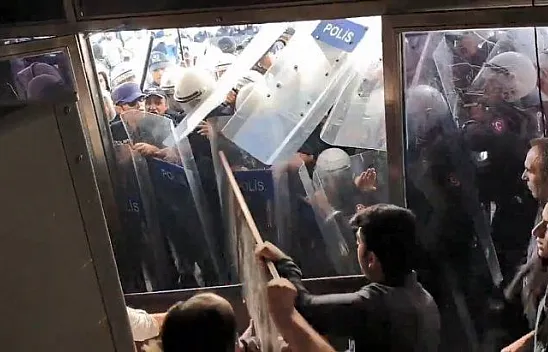 HDP'lilerden polise sıcak su ve cam bardaklı saldırı