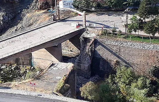 Maden'deki tarihi köprü çöktü