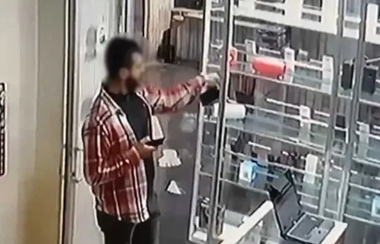 Hırsız vitrindeki telefonu böyle çaldı