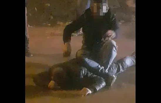 Hırsızı yakaladı, kaçmasın diye üzerine oturup polisi bekledi