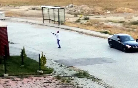 Husumeti olduğu güvenlik görevlisine ateş açtı