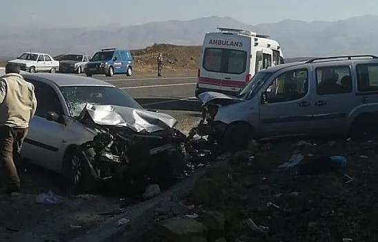 İki araç birbirine girdi! Ölü ve yaralılar var