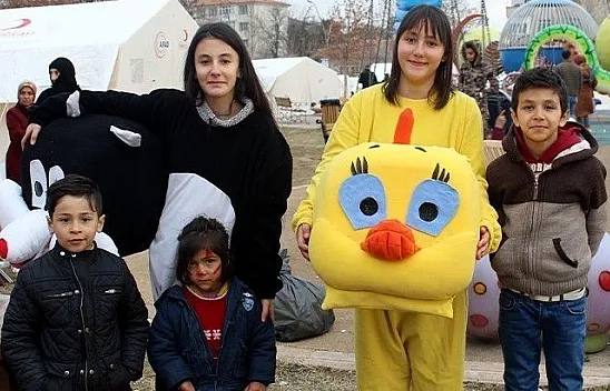 İki kardeş depremzede çocukların yüzünü güldürüyor