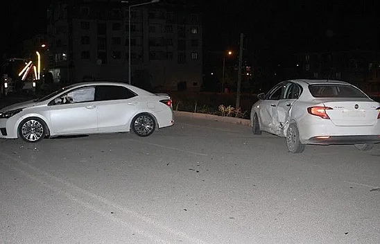 İki otomobil çarpıştı! Yaralılar var