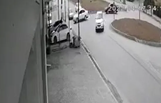 İki otomobilin çarpışma anı kamerada