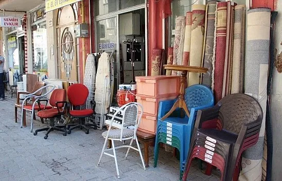 İkinci el eşyacı ve spotçular, öğrencileri bekliyor