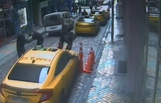 İkinci kattan taksinin üzerine düştü, o anlar kamerada
