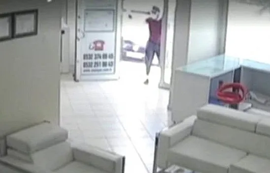İş yerinin kurşunlama anı güvenlik kamerasında