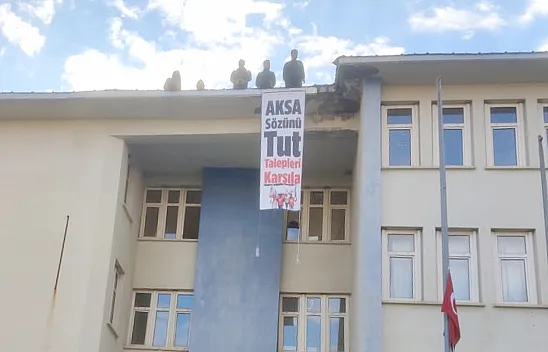 İşçiler ücretlerinin artırılması için çatıya çıktı