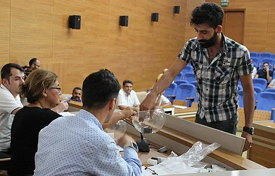 İşe alınacak adaylar, kendileri kura çekti
