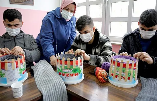 İşitme engelli öğrenciler, 'Mehmetçik üşümesin' diye atkı ördü