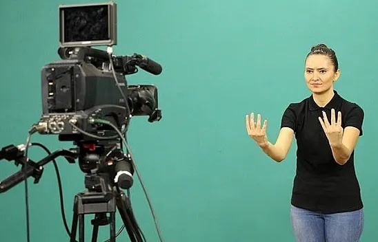 İşitme engelliler 'Türk İşaret Dili Kitabı' için kamera karşısına geçti