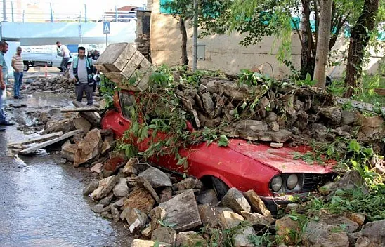 İstinat duvarı çöktü, çok sayıda araç hasar gördü