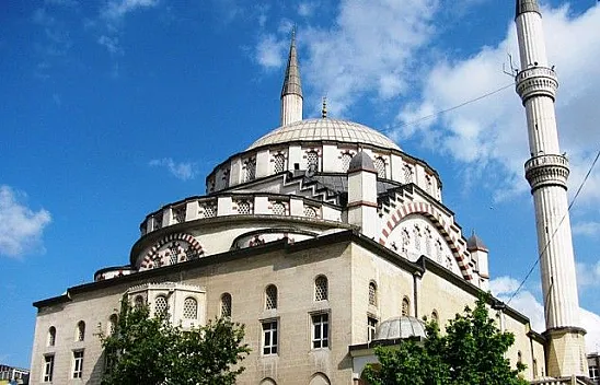 İzzet Paşa Camii ibadete açıldı
