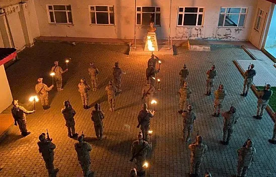 Jandarma birlikleri İstiklal Marşı okudu