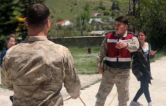 Jandarma ekipleri çocuklarla ip atladı