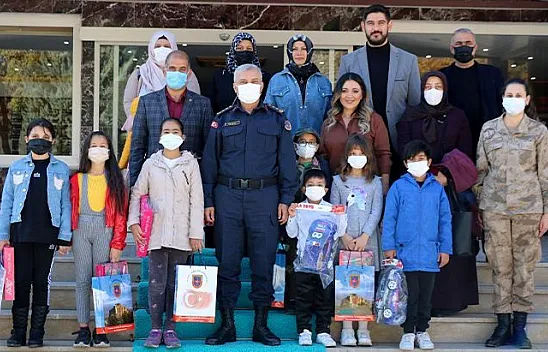 Jandarma, kanserle savaşan minikleri ağırladı