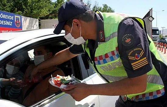 Jandarmadan kolonya ve şeker ikramı