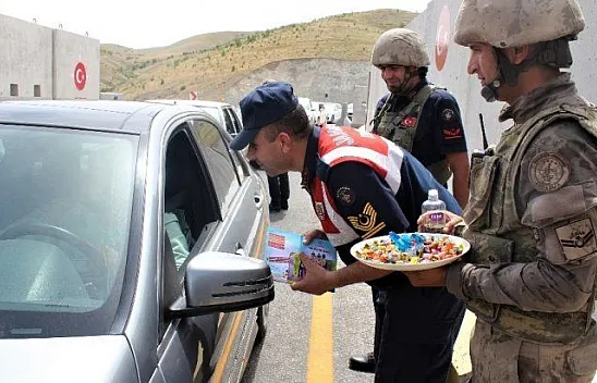 Jandarmadan şeker tadında bayram uygulaması