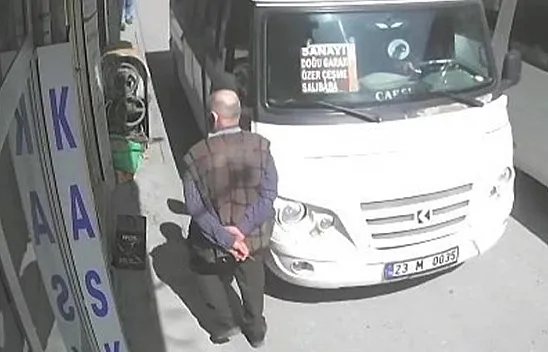 Kaldırımda yürürken minibüs çarptı