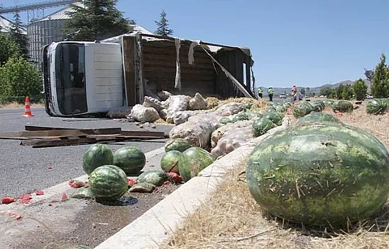 Kamyon devrildi karpuz ve patatesler yola saçıldı