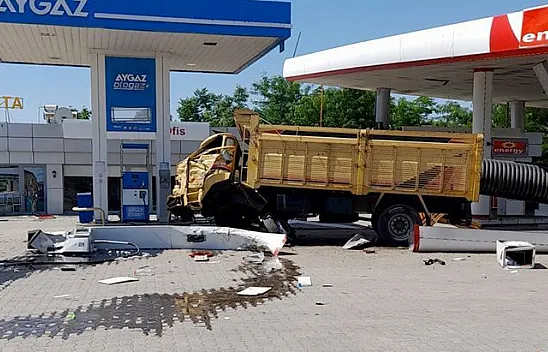 Kamyon akaryakıt istasyonuna daldı