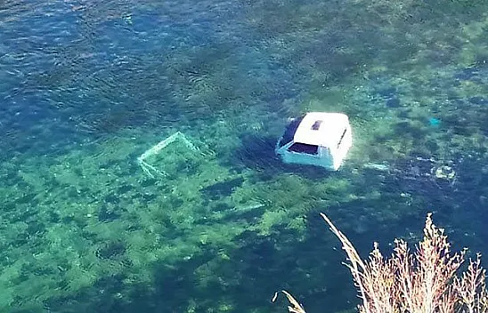 Kamyonet şarampole yuvarlanıp nehre uçtu, bir kişi kayıp