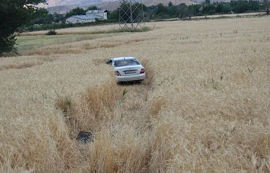 Kamyonla çarpışan otomobil tarlaya uçtu