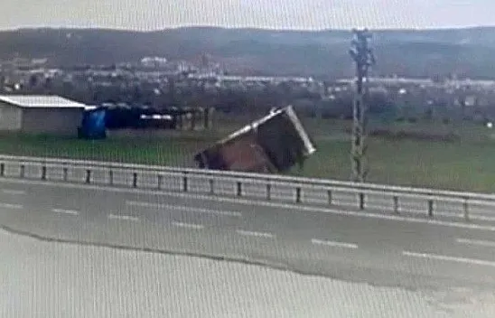 Kamyonun devrilme anı kameraya yansıdı