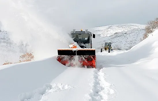 Kapanan köy yolları açılmaya çalışılıyor