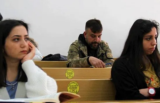 Kaporta ustasının okuma azmi gençlere örnek oluyor