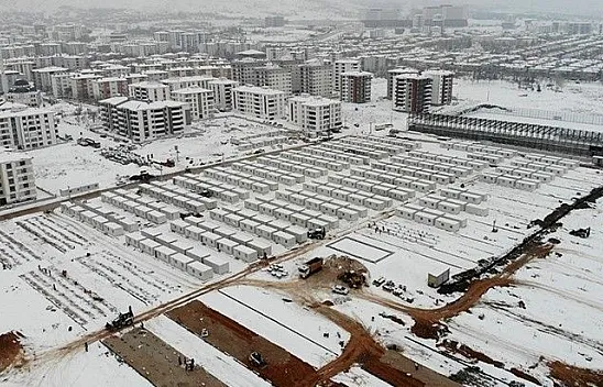 Kar altında konteyner kent çalışmaları sürüyor