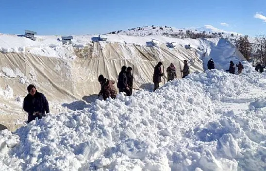 Kar nedeniyle ağılın çatısı çöktü
