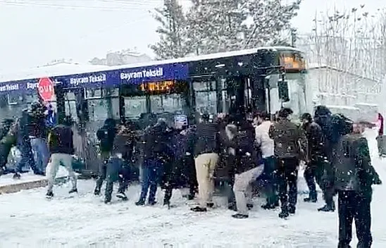 Kar yağışı sürücülere zor anlar yaşattı