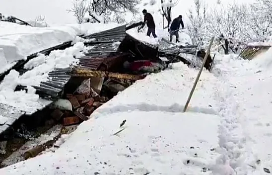 Kardan dolayı üç evin çatısı çöktü