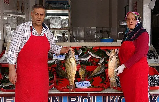 Karı koca sırt sırta verip birlikte mesai yapıyor