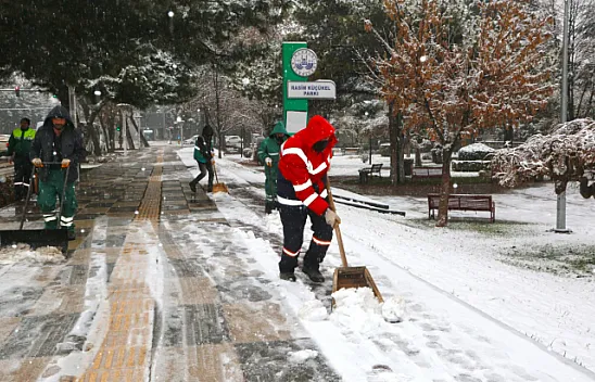 Karla mücadele ekiplerinin zorlu mesaisi