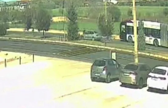 Karşıya geçen yayaya otomobil çarptı