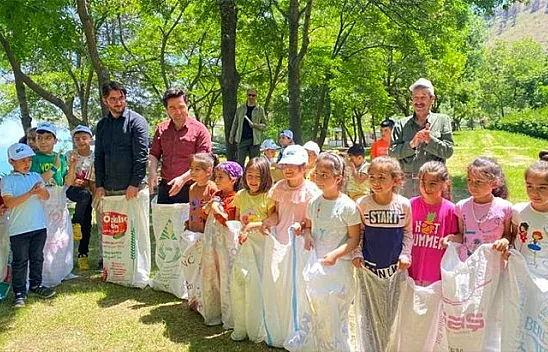 Kaymakam Vural, çocuklarla çuval ile yarıştı