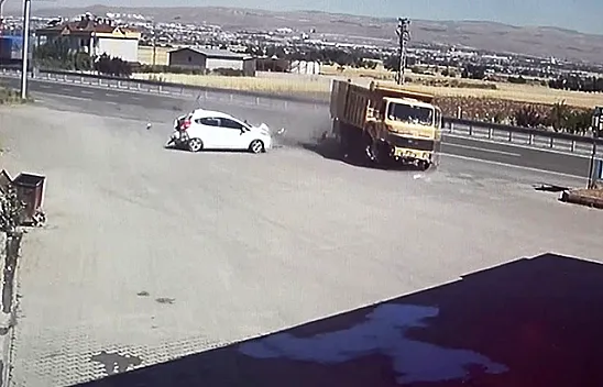 Kaza anı saniye saniye kaydedildi!