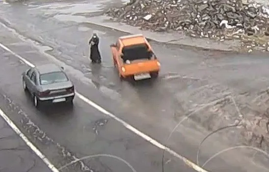 Kaza anları kamerada, yol kenarındaki kadın son anda kurtuldu