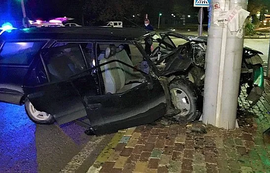 Kaza sonrası otomobil hurdaya döndü