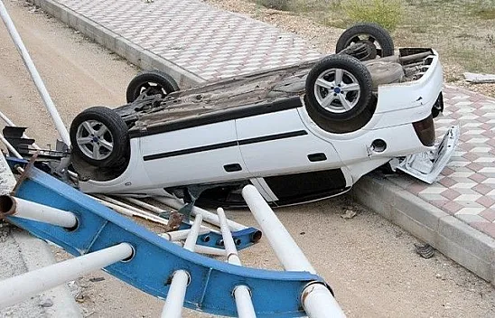Kaza yapan otomobil üst geçitten düştü