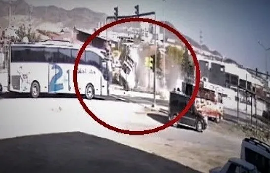 Kazada, ambulansın takla atma anı kameraya yansıdı