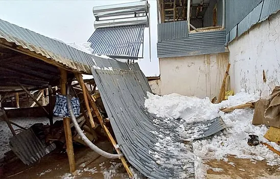 Keban'da bir evin çatısı kar nedeniyle çöktü