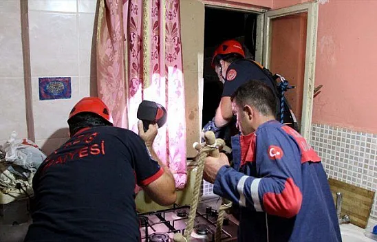 'Kedi sesi' ile mahsur kalan kediyi kurtardılar