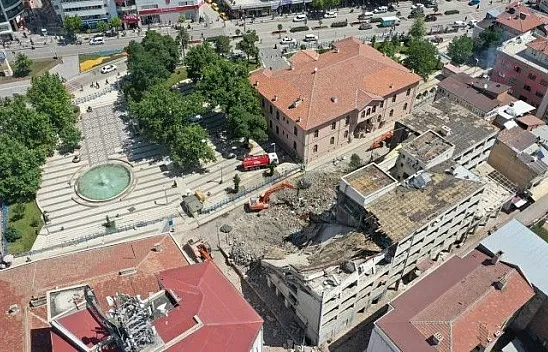 Kent Meydanı için yıkım çalışması başlatıldı