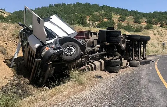 Kömür yüklü kamyon devrildi